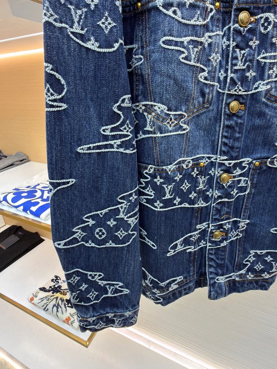 LOUIS VUITTON Cloud jacquard patchwork denim jacket ●Original version: purchased and developed in 19989 ●Item number: 1682135-B70 ●Fabric: denim fabric ●Technology: jacquard production ●Color: blue ●Version: fitted version ●Weight: about 1345 grams ●Size: 46-48-50-52 ●Description: Made of 100% indigo washed denim, the Monogram logo is woven into the moire pattern through jacquard technology, giving it a retro and aged texture. The trousers are made of multiple pieces of fabric using hand-stitching techniques, and the edges of the cloud-like shape are reinforced with pearlescent rivets. It not only retains the five-pocket structure of work jeans, but also embellishes the back waist details with a nubuck Mini Damier label. The front is closed with pearl-textured buttons and zippers, and the fully lined design improves wearing comfort. The whole piece is sewn in an Italian workshop, combining retro aesthetics with luxurious craftsmanship details. The overall wiring is straight and delicate, the fabric is comfortable and soft, and the color is consistent without color difference. It can be matched with the same style to create a fashionable look and control various occasions. Customized accessories, complete with three standards, same style for men and women!